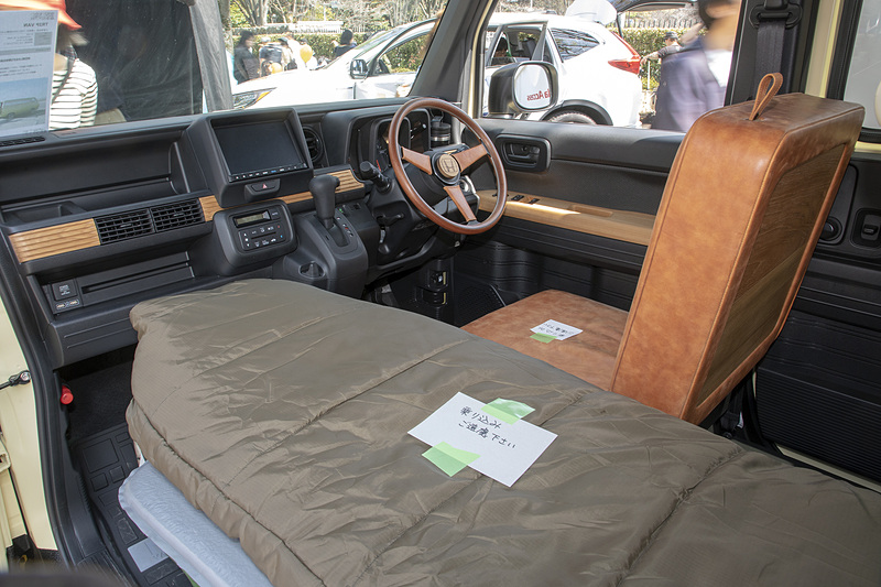 TRIP VANのインテリア。シートはショー用のワンオフ品。助手席側を就寝用のスペースにしている
