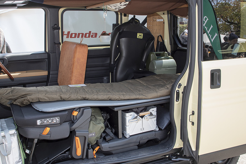 マルチボードを使ってかさ上げしているので、フロアとボード間に収納スペースができている。なお、本来は助手席後方にもマルチボード（リア用）が付くので完全フラットになる