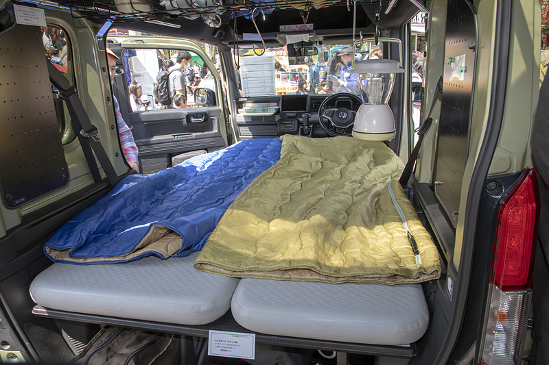 こちらはN-VANに純正アクセサリーを装着した仕様。マルチボード（ラゲッジ用・価格6万6960円）とマルチボード（リア用・価格3万1320円）を装着