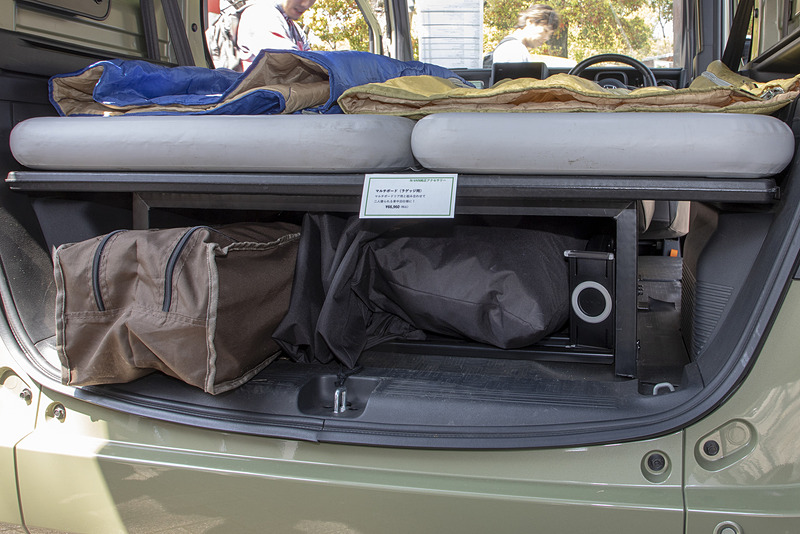 マルチボードとフロアの間は約21cm、奥行きは約143cmあるのでそこそこ大きな道具も収納できる