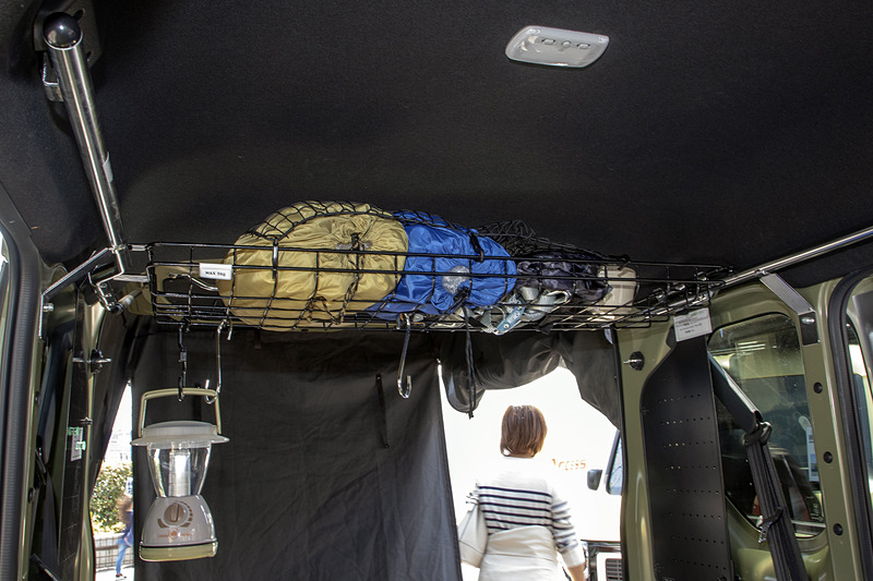 これはルーフインナーラック（価格1万800円）。幅は約11.5cm、奥行きは約32cm、高さは約6cm。落下防止ネットも付属。装着には別売りのルーフインナーサイドパイプ（ショートタイプ、ロングタイプどちらも対応）が必要