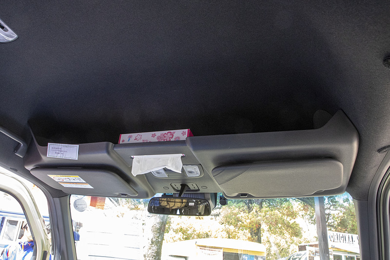 ルーフコンソール（価格1万7820円）。許容荷重は中央ポケットが200g、左右ポケットが各500gとなっている。車検証などをしまうのに便利だし、車中泊のときも小物置き場として役に立つ。なお、ルーフコンソールを装着してもドライブレコーダの同時装着は可能