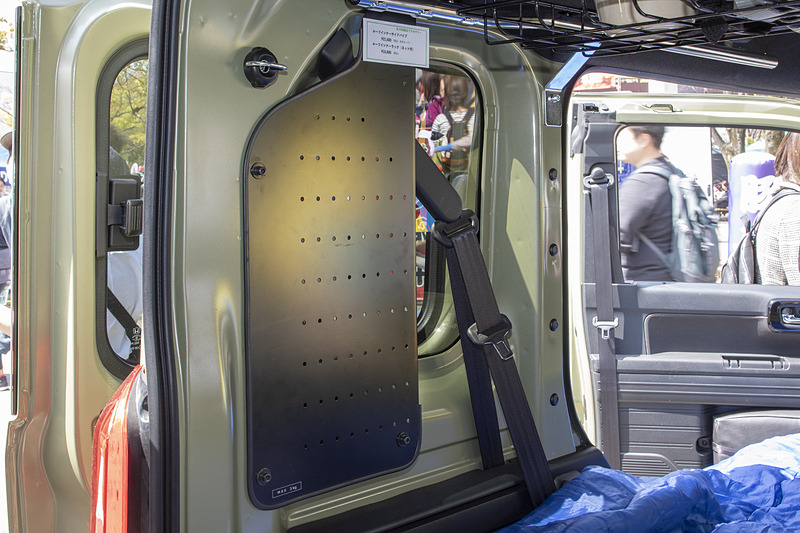 TRIP VANには圧縮木材を使用したアイテムが使われているが、これらは純正アクセサリーと同じ形状になっている。これは有孔ボード（価格1万1340円）で純正アクセサリーはマグネットも付くよう金属製（左）だが、TRIP VANは木材（右）で作っている