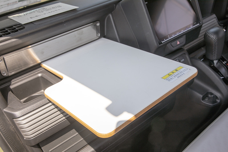 インパネに差し込むだけで装着できる簡易テーブル（価格1万4040円）。許容荷重は5kg