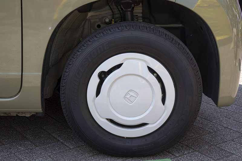 ホワイト塗装のホイールキャップ。価格は4枚セットで2万1600円