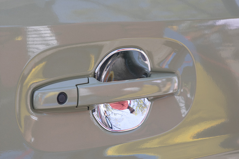 クロームメッキのドアハンドルプロテクションカバー（価格5400円）も装着されていた