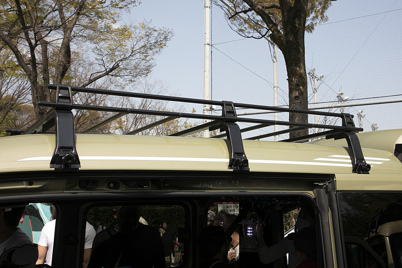 ルーフキャリア（3万2400円）は長さ約158cm、幅約115cm、高さ約7cm。TRIP VANに付いているのも同じものだ