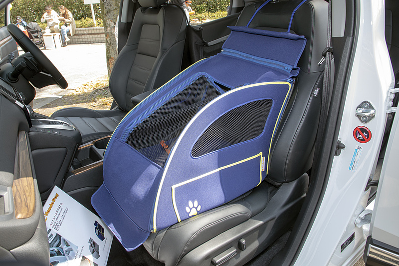 「ペットシートプラスわん」は価格1万9440円。カラーは写真のブルーほかにグレーがある。生地にははっ水性があり、家庭での洗濯もOK。飛び出し防止用のリード付きで、不要なときはコンパクトに折りたためる