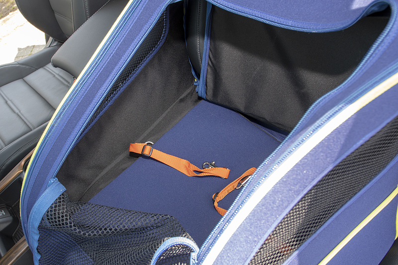 「ペットシートプラスわん」は価格1万9440円。カラーは写真のブルーほかにグレーがある。生地にははっ水性があり、家庭での洗濯もOK。飛び出し防止用のリード付きで、不要なときはコンパクトに折りたためる