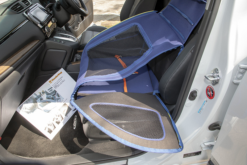 「ペットシートプラスわん」は価格1万9440円。カラーは写真のブルーほかにグレーがある。生地にははっ水性があり、家庭での洗濯もOK。飛び出し防止用のリード付きで、不要なときはコンパクトに折りたためる