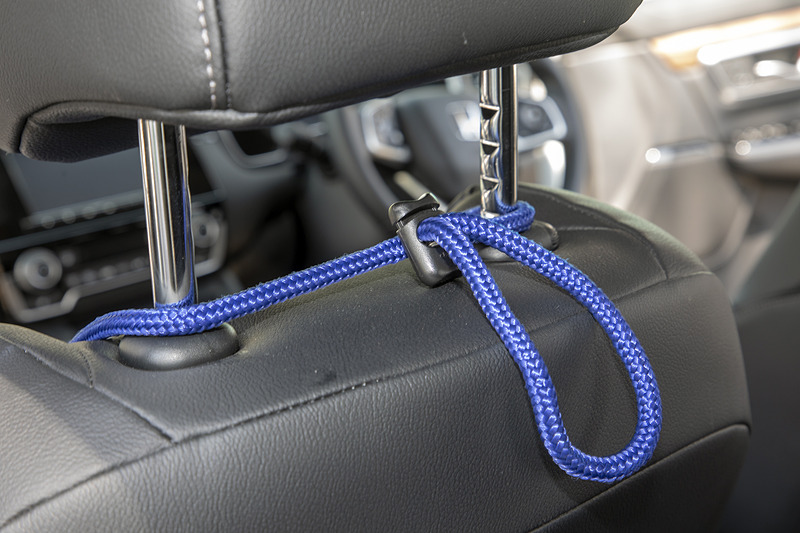 固定はヘッドレスト側とシートバック下側の2箇所。容易に付け外しできる