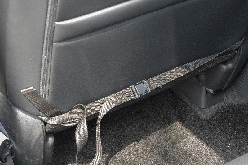 固定はヘッドレスト側とシートバック下側の2箇所。容易に付け外しできる