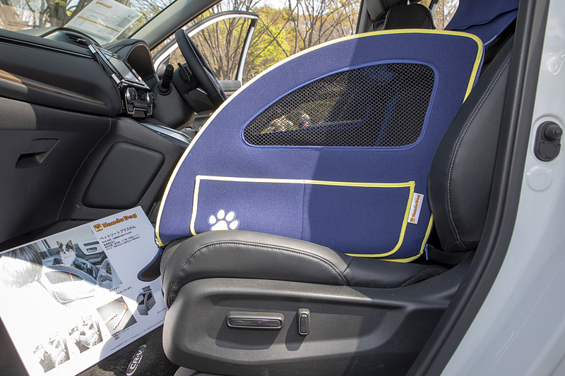 固定はヘッドレスト側とシートバック下側の2箇所。容易に付け外しできる