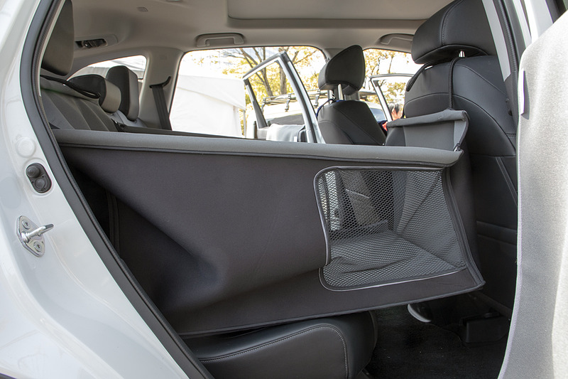 後席用の「ペットシートサークル」は小型犬、中型犬向け。価格は2万4840円。サイドの部分には心棒が入っているのでペットが足を掛けても型が崩れることはない。こちらもはっ水生地で洗濯OK。折りたたみも可能