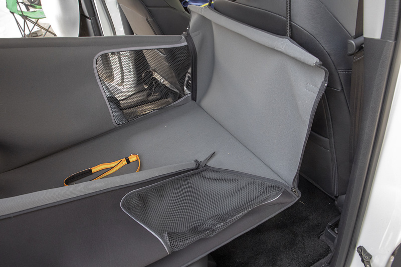 後席用の「ペットシートサークル」は小型犬、中型犬向け。価格は2万4840円。サイドの部分には心棒が入っているのでペットが足を掛けても型が崩れることはない。こちらもはっ水生地で洗濯OK。折りたたみも可能