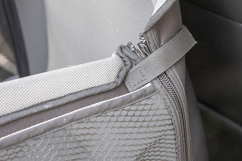 後席用の「ペットシートサークル」は小型犬、中型犬向け。価格は2万4840円。サイドの部分には心棒が入っているのでペットが足を掛けても型が崩れることはない。こちらもはっ水生地で洗濯OK。折りたたみも可能