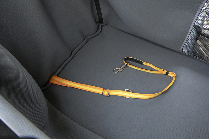 ペット車外飛び出し防止リードは小型犬用が3240円、中・大型犬用が3780円。リアシートのISOFIXチャイルドシート ロアーアンカレッジ部で固定する