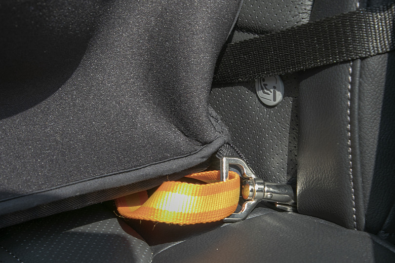 ペット車外飛び出し防止リードは小型犬用が3240円、中・大型犬用が3780円。リアシートのISOFIXチャイルドシート ロアーアンカレッジ部で固定する