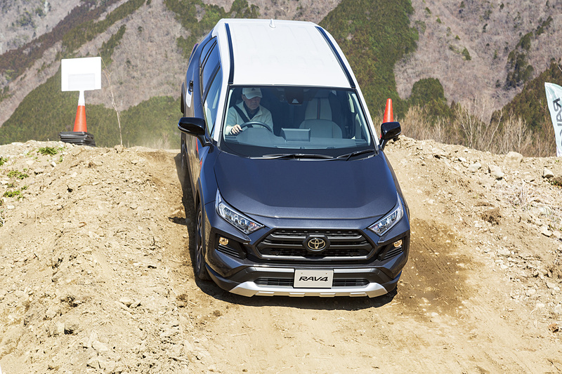 ヒルディセントコントロールでオフロードの急勾配も難なく安定して走破可能