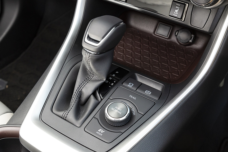 HYBRID GではダイヤルがECO、NORMAL、SPORTを切り替える「ドライブモードセレクト」となり、専用の「TRAILモード」スイッチが付く