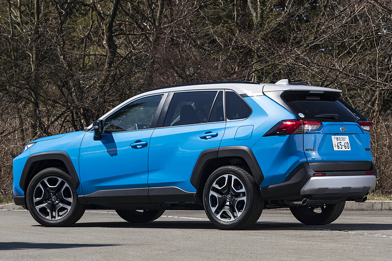 撮影車はAdventure。ボディサイズは4610×1865×1690mm（全長×全幅×全高）、ホイールベースは2690mm。車両重量は1630kg