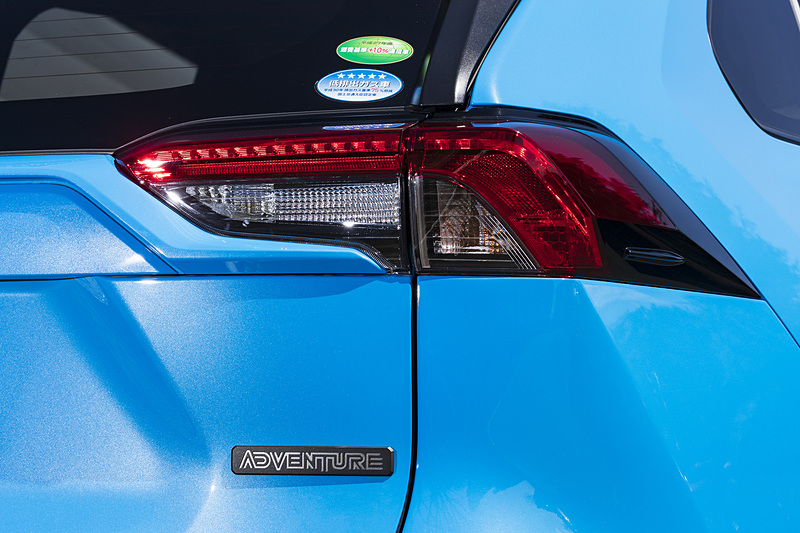 リアにマットブラックのグレードマークを装着。テールランプにはエアロスタビライジングフィンが付く