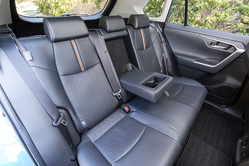 シートは専用合成皮革にオレンジステッチが入る