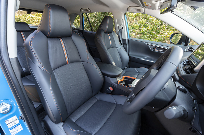 シートは専用合成皮革にオレンジステッチが入る