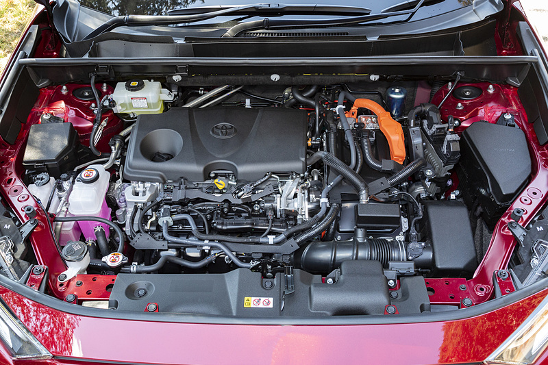 最高出力131kW（178PS）/5700rpm、最大トルク221Nm（22.5kgfm）/3600-5200rpmを発生する直列4気筒 2.5リッター「A25A-FXS」型エンジンを搭載。駆動方式は4WDの「E-Four」となるのでフロントに最高出力88kW（120PS）、最大トルク202Nm（20.6kgfm）を発生する「3NM」型モーターを、リアに最高出力40kW（54PS）、最大トルク121Nm（12.3kgfm）を発生する「4NM」型モーターを搭載し、システム最高出力は163kW（222PS）となる。トランスミッションは電気式無段変速機を組み合わせる