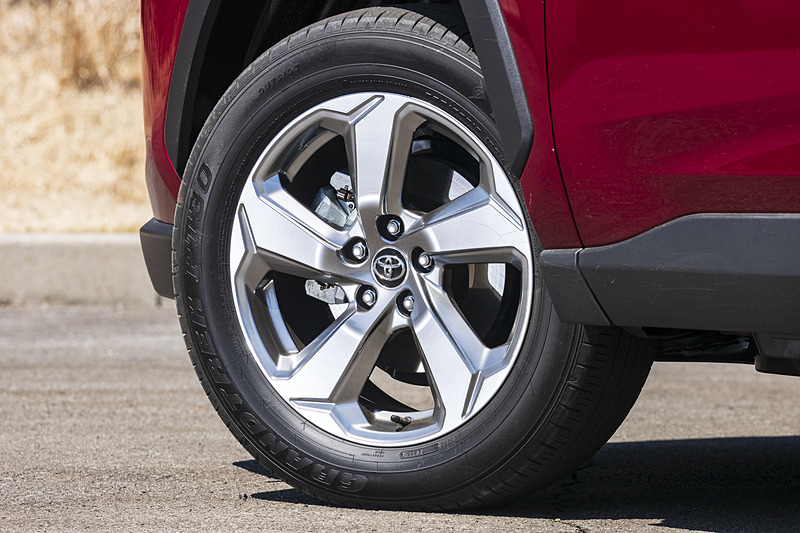 225/60R18タイヤに、スーパークロームメタリック塗装のアルミホイールを組み合わせる