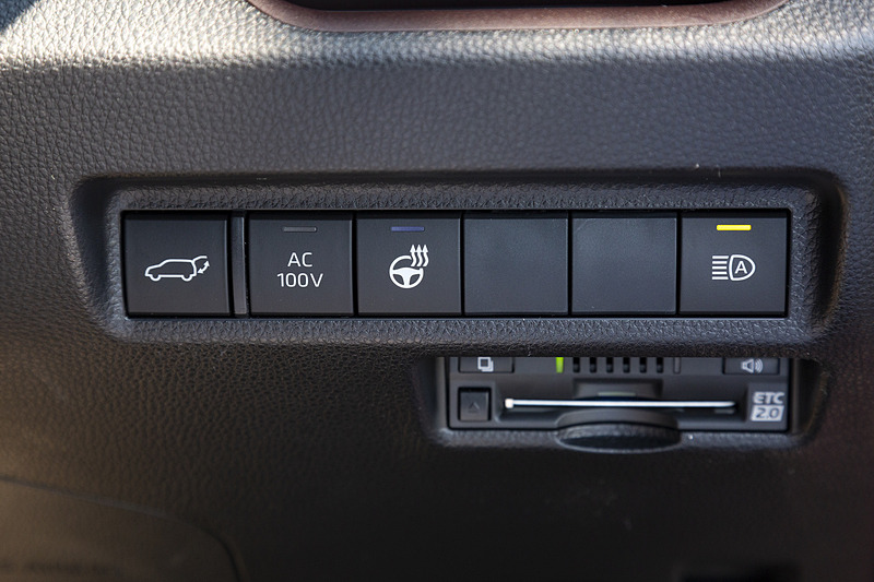 ステアリング右のスイッチ類。ステアリングヒーターとパワーバックドアはHYBRID Gに標準装備