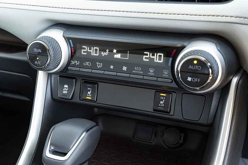 中央のエアコンダイアルの下には標準装備の快適温熱シート（運転席・助手席）のスイッチを配置