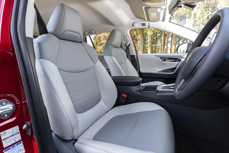 シートはステッチ付きの合成皮革