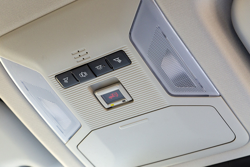 全車で前席の頭上にヘルプネットのボタンを配置