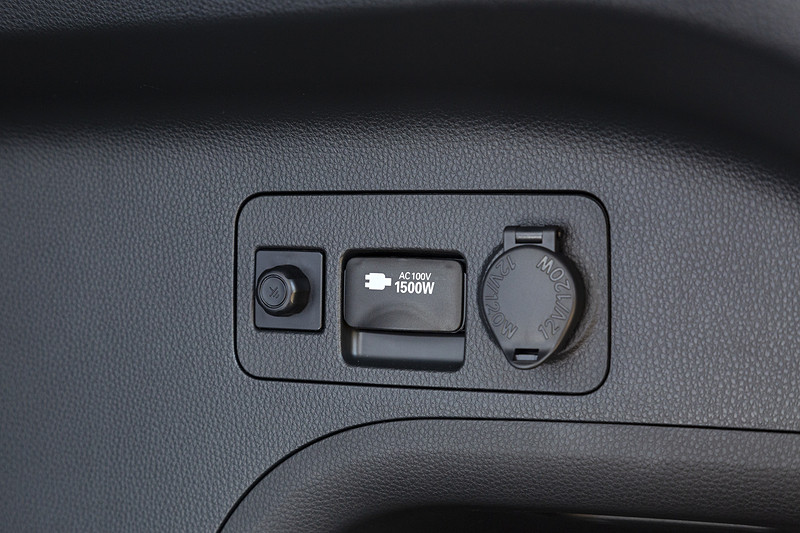 ラゲッジルームには全車にAC100Vのアクセサリーコンセントをオプション設定。ガソリン車は100W、ハイブリッド車は1500W（非常時給電システム付）となる
