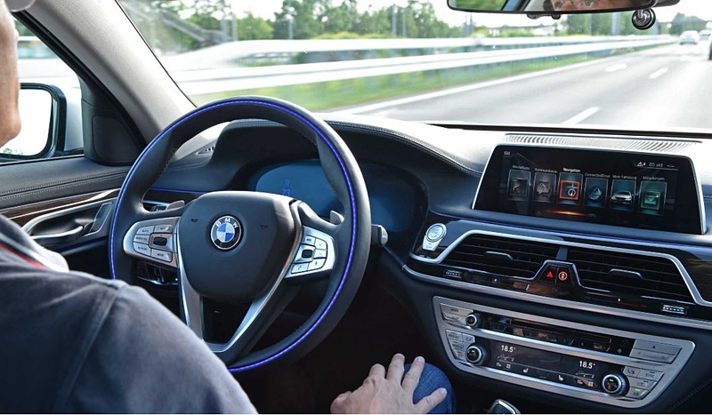 ハンズ・オフ機能付き渋滞運転支援機能のイメージ