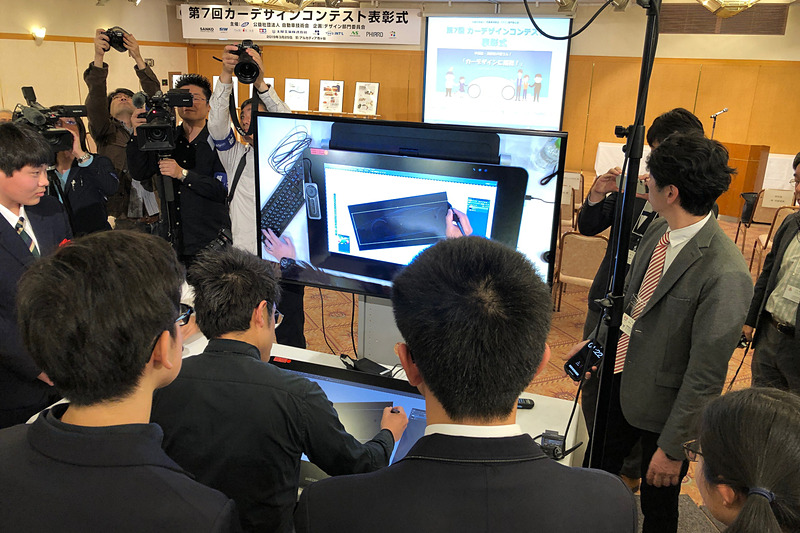 表彰式が終わった後は、現役カーデザイナーによるデザインスケッチ講座が開かれました。PCを使ってサラサラ～とクルマを描いていく姿に、参加した学生たちはもちろん、大人も興味津々。熱い視線が送られていました。将来、こんな仕事をしてみたいなと憧れる学生たちが、もっともっと増えるといいですよね