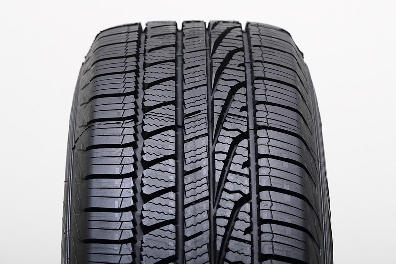 アシュアランス ウェザーレディのトレッドパターン。インアウト指定のパターンで写真向かって左がIN側、右がOUT側