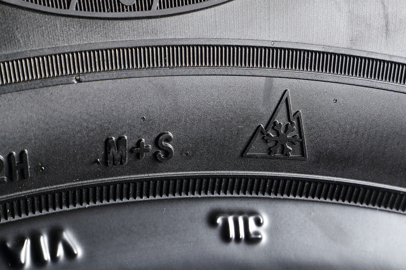 サイドウォールにマッド＆スノーを示す「M＋S」表記に加え、欧州で冬用タイヤとして認められた証となるスノーフレークマークを刻印