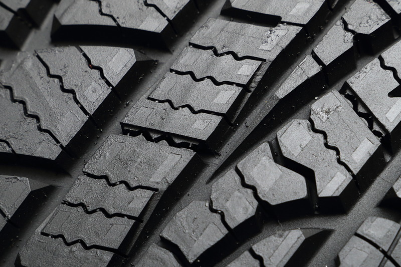 3Dブレードが溝の内部に配置される「3Dトレッドロックテクノロジー」を用いて、ブロックを支えて動きを抑制することでドライ性能に貢献。降雪時にはエッジ効果を発揮する。さらに、溝の間に設けられた凹凸で、装着初期のトレッドブロックの安定によるトラクション性能を確保しつつ、摩耗時に溝幅が拡大することで摩耗後のウェット性能も両立する「エボルビングトラクションテクノロジー」も採用