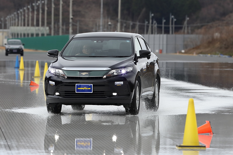 テストコースでは夏タイヤとアシュアランス ウェザーレディを比較