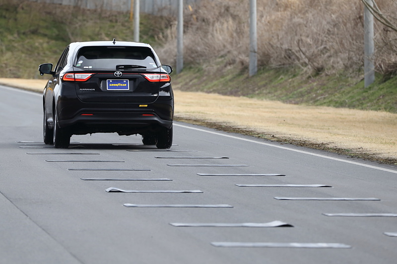 ゴムマットを敷き詰めた凹凸路やドライ路面でのスラローム、低μ路でのダブルレーンチェンジ、ウェット路面での急制動といったコースで性能の違いを比較。ここでも極端な性能差は感じられなかった。雪道もぜひ試してみたいところだ