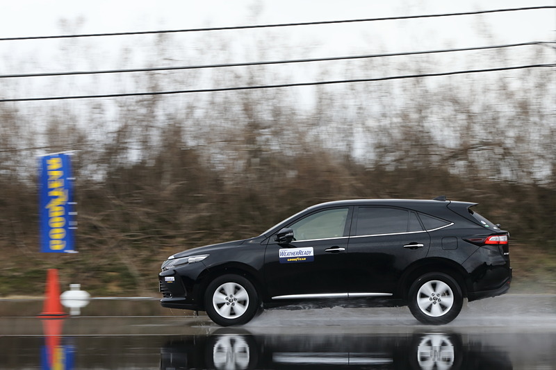 ゴムマットを敷き詰めた凹凸路やドライ路面でのスラローム、低μ路でのダブルレーンチェンジ、ウェット路面での急制動といったコースで性能の違いを比較。ここでも極端な性能差は感じられなかった。雪道もぜひ試してみたいところだ