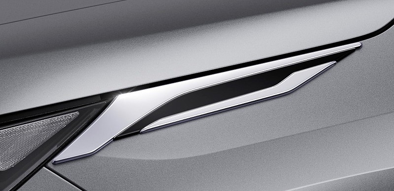 クールシャインキットは、フロントグリルガーニッシュ（左）、ヘッドランプガーニッシュ（中）、バックドアガーニッシュ（右）のセットで9万1800円。セットの他、単体でも販売する