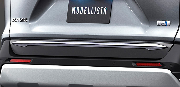 クールシャインキットは、フロントグリルガーニッシュ（左）、ヘッドランプガーニッシュ（中）、バックドアガーニッシュ（右）のセットで9万1800円。セットの他、単体でも販売する