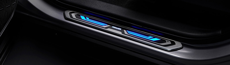 フロントドア開閉に連動してブルーのイルミネーションが点灯するスカッフプレートは4万1040円