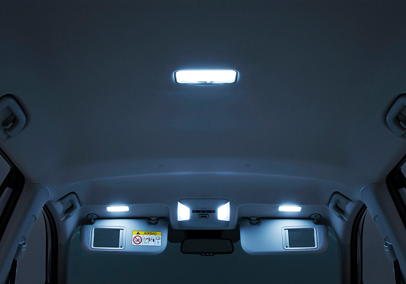 フロントパーソナルランプ（2個）、バニティランプ（2個）、ルームランプ（1個）、ラゲージルームランプ（1個）がセットになったLEDルームランプセットは3万9960円