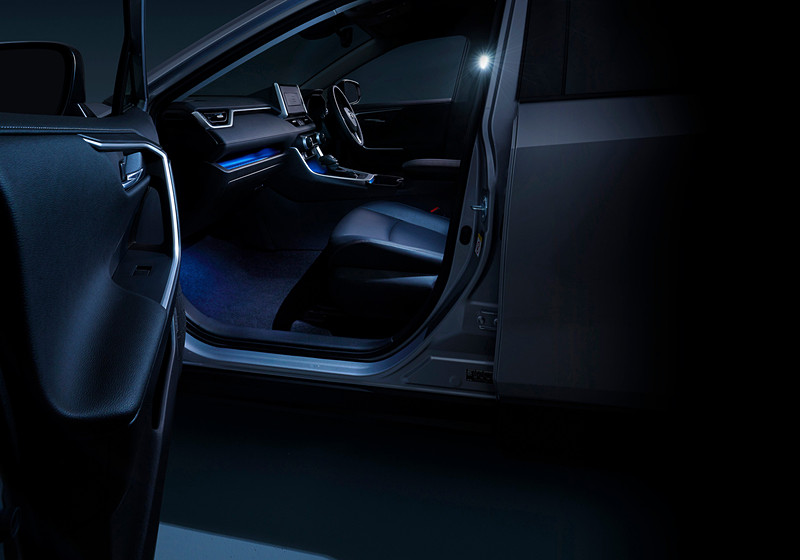 センターピラーの前方に取付けるLEDスマートフットライトは2万3760円。ドアの開閉に連動して点灯し、足下を照らす