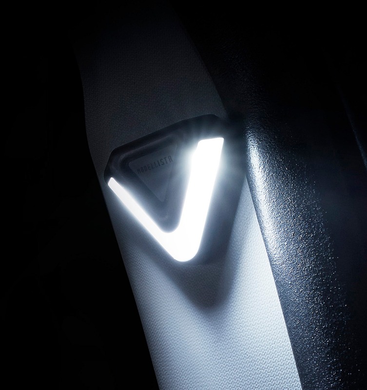 センターピラーの前方に取付けるLEDスマートフットライトは2万3760円。ドアの開閉に連動して点灯し、足下を照らす