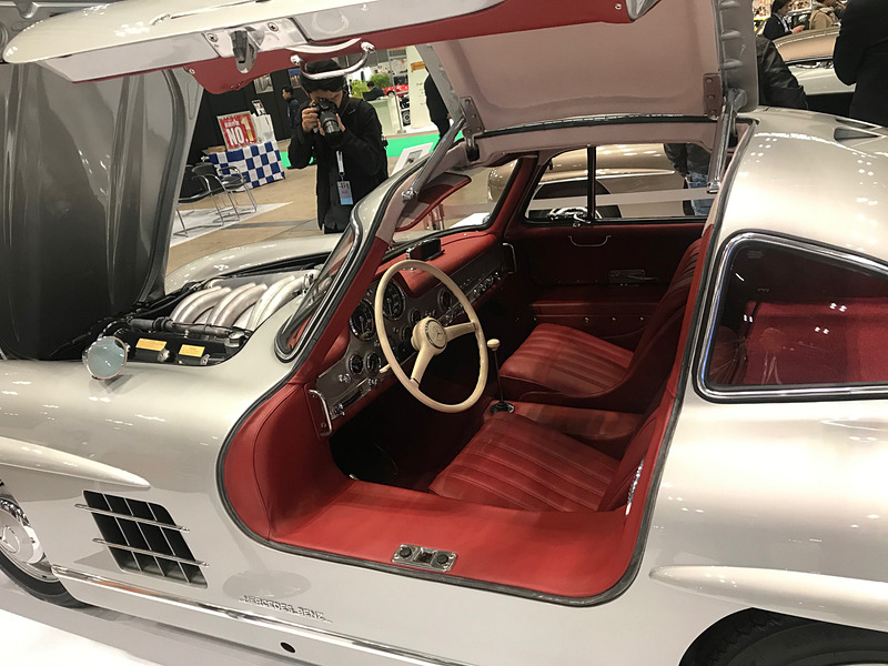 ガルウィングドアが特徴のメルセデス・ベンツ 300SLもきれいにレストアされていた